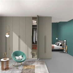 Alumiiniumist lükandustega riidekapp